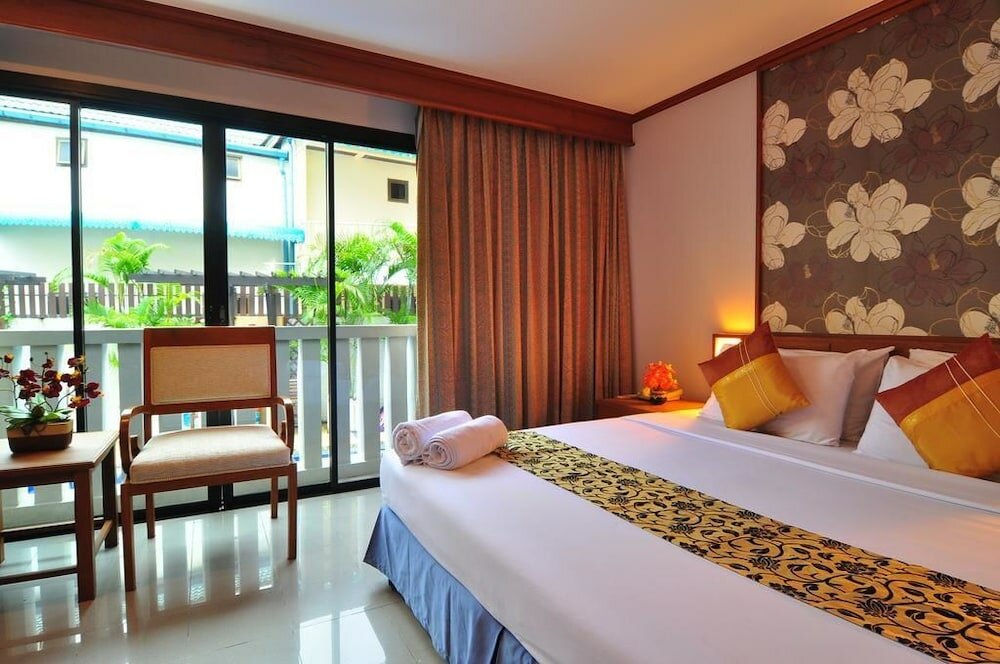 Фото Rattana Karon Beach Hotel