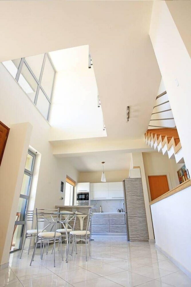 Фото Seafront home 4' walk to private beach