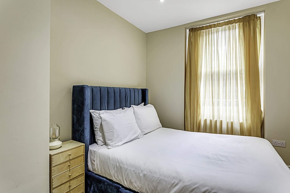 Фото Beautiful Abode in Kensington Olympia