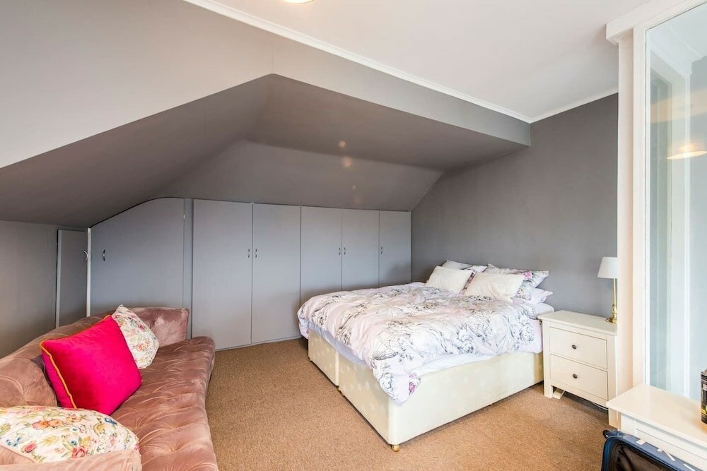 Фото Bright, Stylish 3bed Flat in West Hampstead