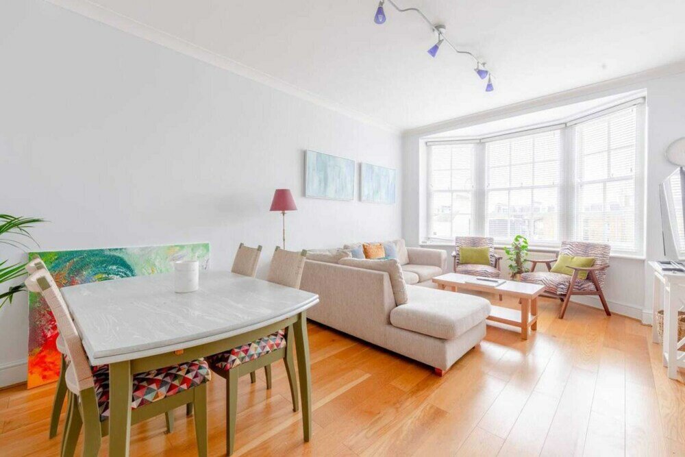 Фото Central and Spacious 2 Bedroom Flat in Kensington