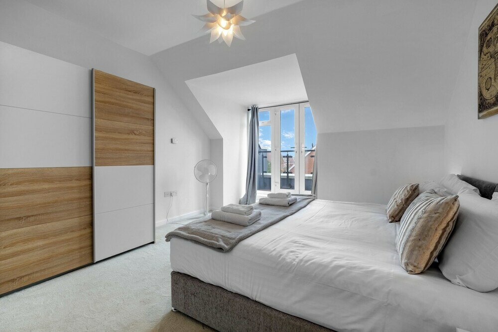 Фото Ferndale Serviced 4 Bedroom 2 Bath House