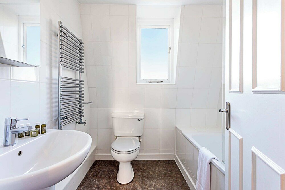 Фото Three Bedroom Kensington Flat