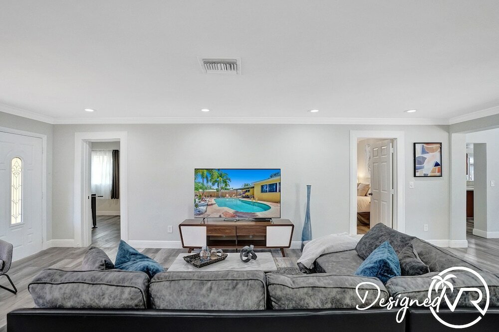 Фото Beautiful 4 Br with Private Heated Pool