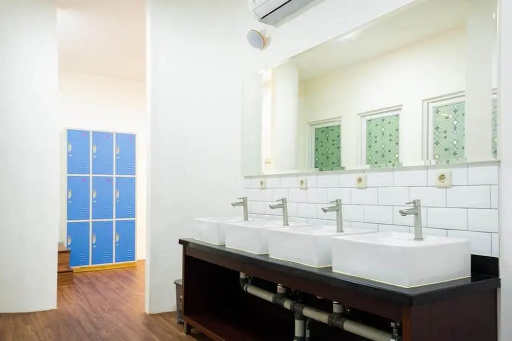 Фото RedDoorz Hostel near Taman Puring
