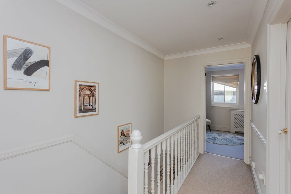 Фото Newly Refurbished 4 Bedroom House in East London