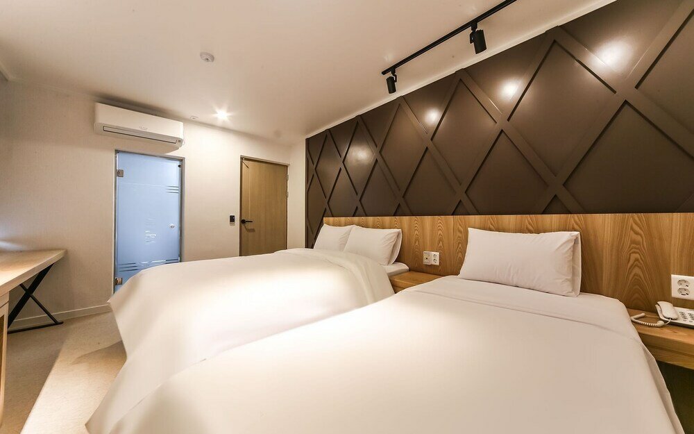 Фото Geojedo Jangseungpo Hotel Carara