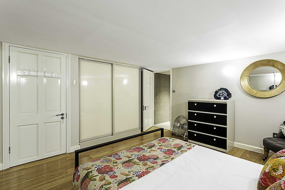 Фото Elegance in Westminster: Victoria Vibes Apartment