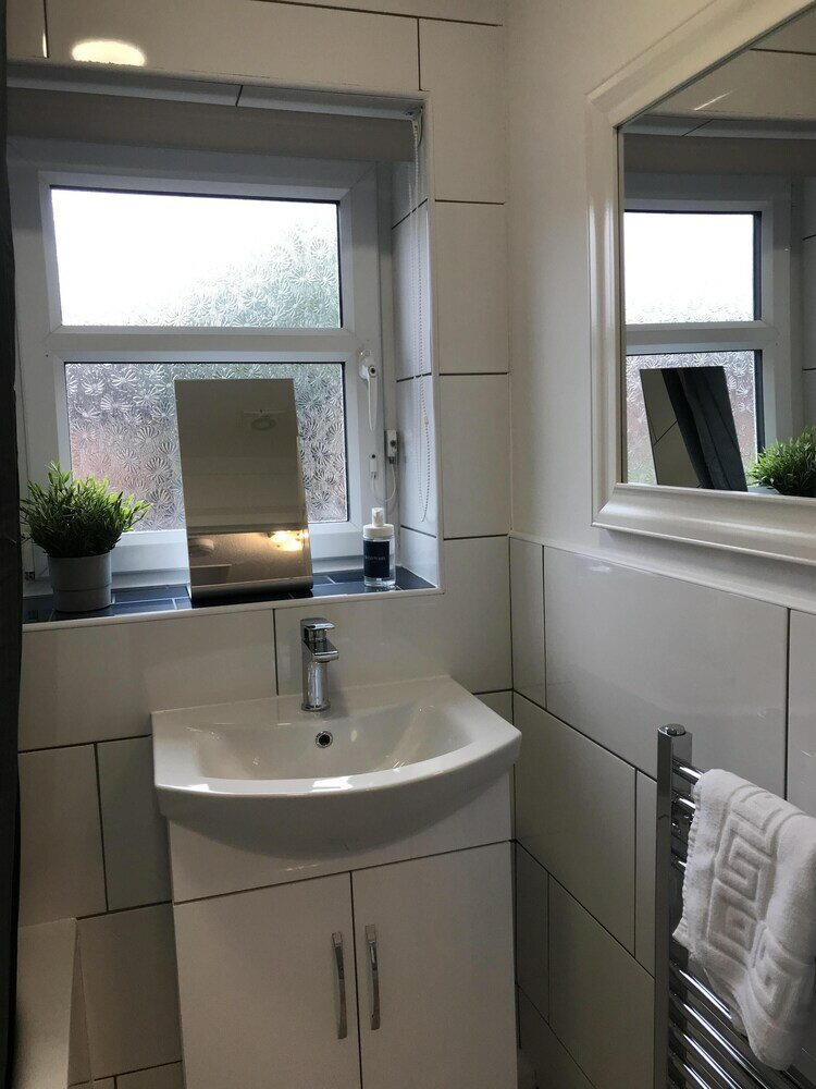 Фото Modern 3-bed House With Parking Bamber Bridge, Preston