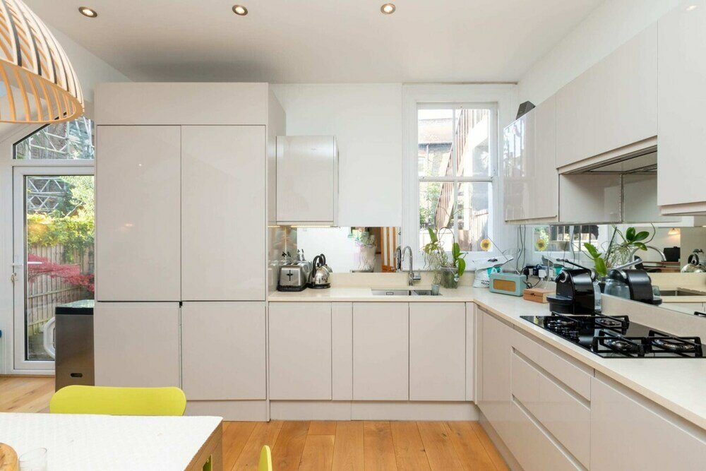 Фото Modern & Beautifully-lit 1 Bedroom Flat, Sheperd's Bush!