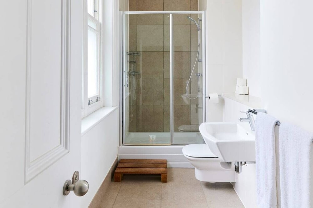 Фото The Woolwich Retreat - Enticing 5bdr House With Parking