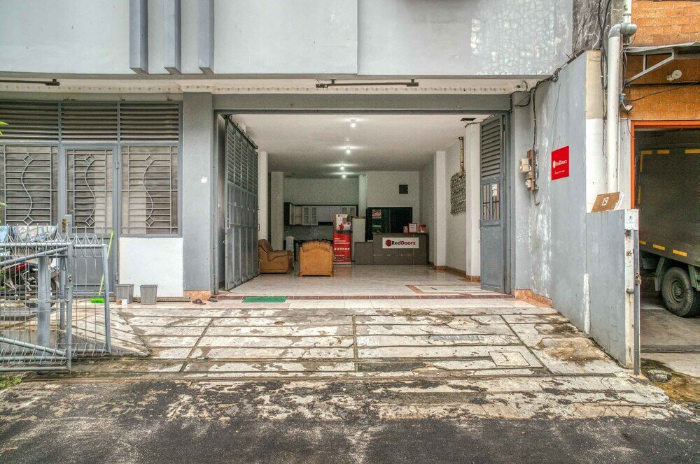 Фото RedDoorz near Duta Merlin