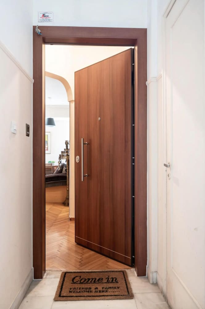 Фото Neoclassical Athenian 2-bed Apt Balcony