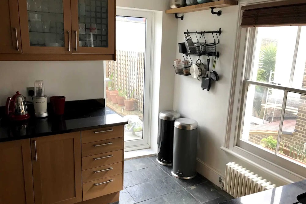 Фото Stylish 2 Bedroom Apartment in Fulham With a Garden Terrace