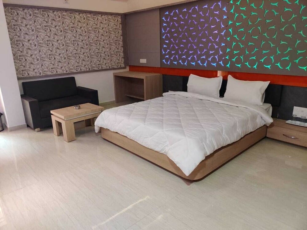 Фото Hotel The Grand Takshak