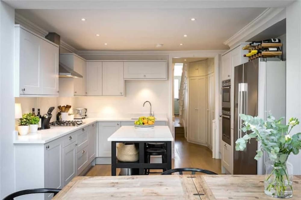 Фото Large and Modern 3 Bedroom Family Home in Earlsfield