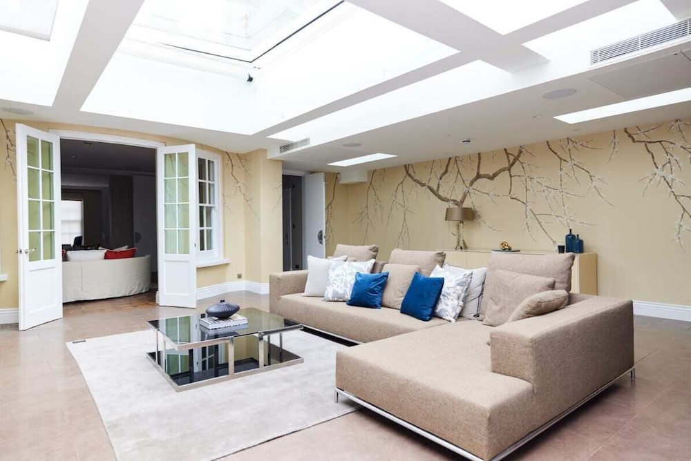 Фото The Chelsea Escape - Spacious 5bdr Flat With Garden