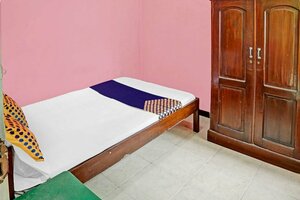 Oyo 90729 Sekar Guest House Jember (East Java, Jember Regency, Jember, Jalan Kaca Piring), hotel