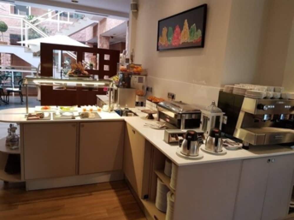 Фото Hotel Majadahonda