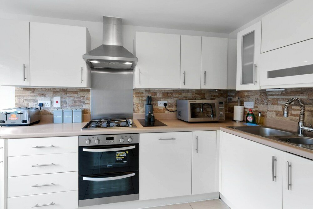 Фото Lindsey Serviced 4 Bedroom 2 Bath house