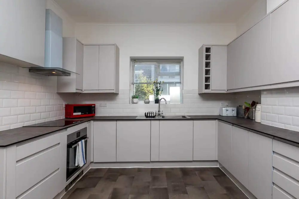 Фото Spacious 5 Bedroom Home in Camden