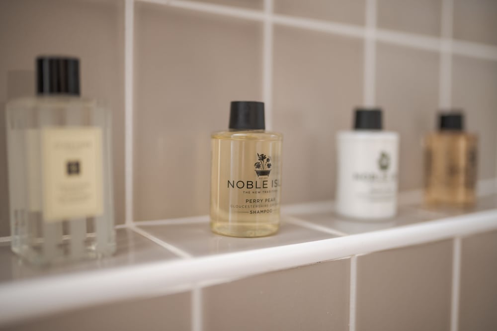 Фото Spacious two Bedroom Maisonette With Private Garden in Balham by Underthedoormat