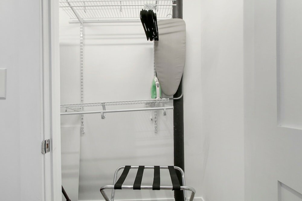 Фото Minimalist Design Studio Apt in Uptown