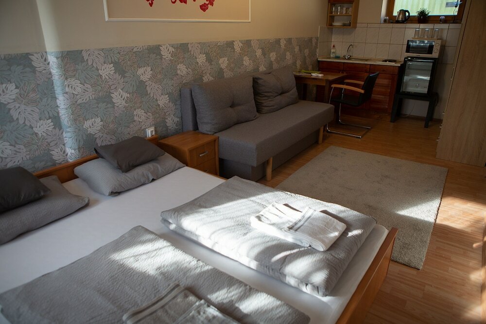 Фото Hunyadi Panzió- Apartmanház