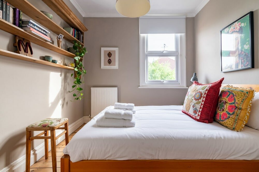 Фото Beautiful Three Bed Abode Near Dollis Hill