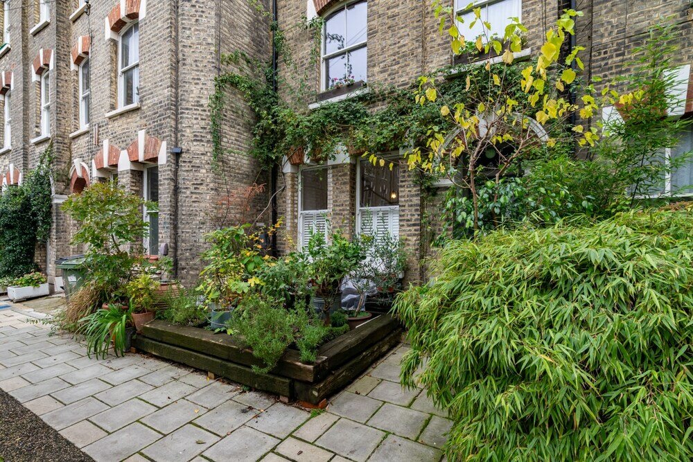 Фото Beautiful Two Bed Abode In South West London