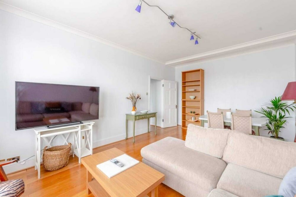 Фото Central and Spacious 2 Bedroom Flat in Kensington