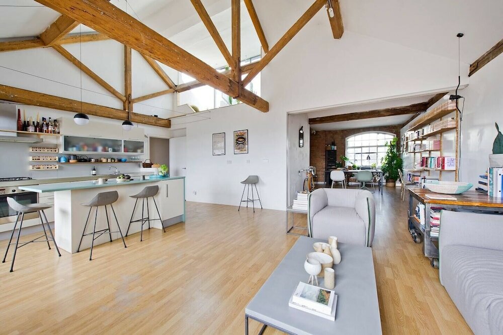 Фото Unique & Vibrant 1-bed Loft With Roof Garden