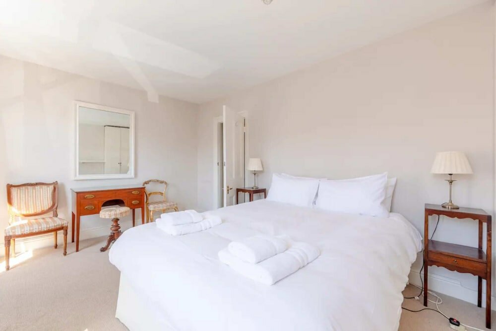 Фото Charming 2 Bedroom Home in West London