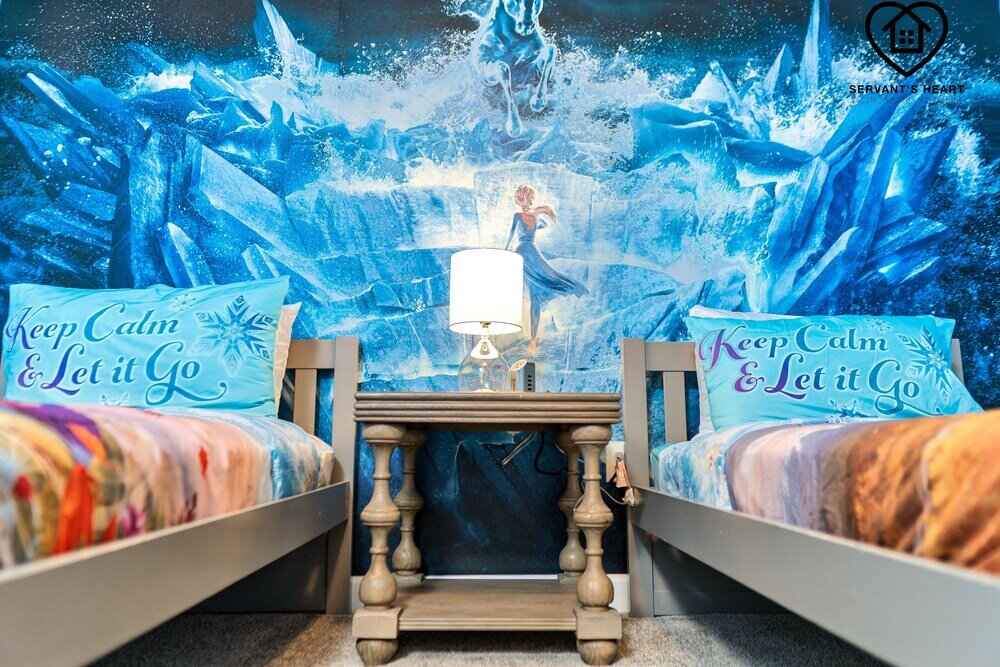 Фото Lakeview Luxury 9 Bedroom & 5 Bathroom w Private Pool