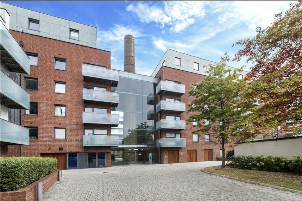 Фото Luxury 2-bed Flat, Parking and Close to the Tube