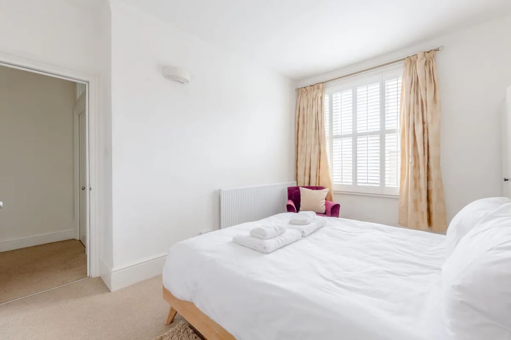 Фото Inviting 4bd House - Greenwich