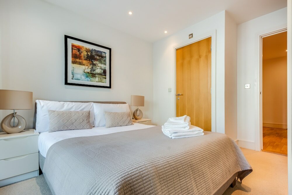 Фото Two Bedroom Apartment in Canary Wharf
