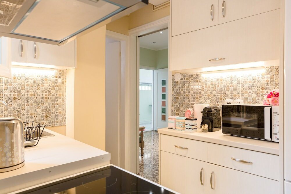 Фото Grandma's Chic & Bright Athenian Home with a Patio