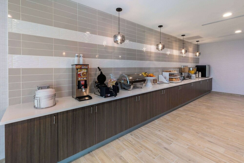 Фото La Quinta Inn & Suites by Wyndham Round Rock near Kalahari