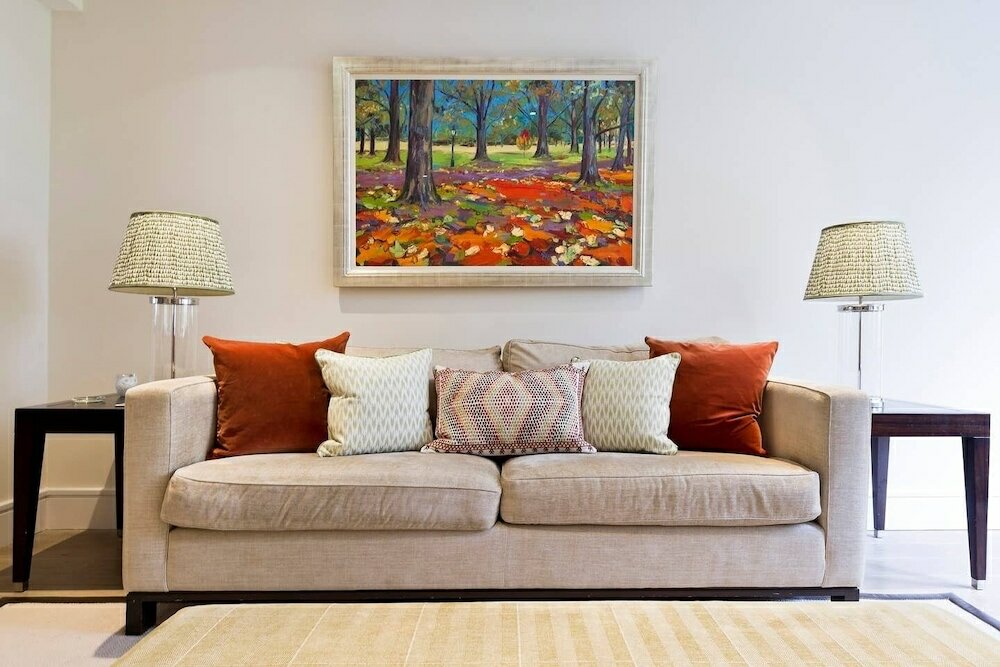 Фото Spacious & Tasteful 4-bed House in Holland Park