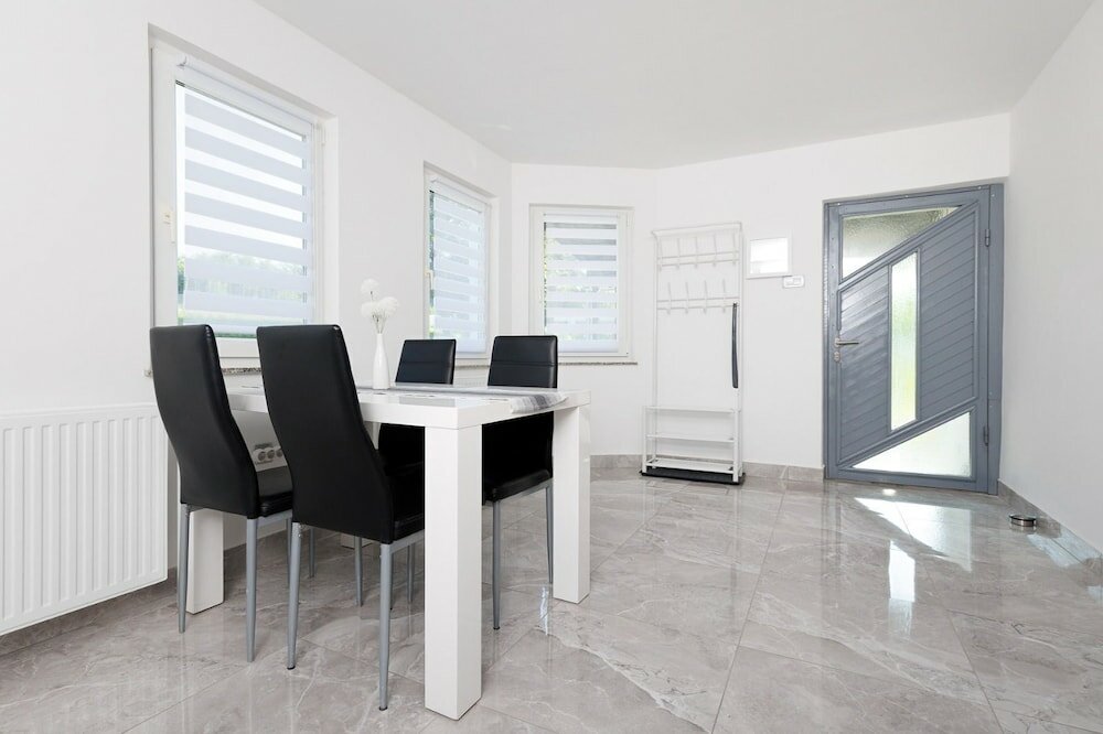 Фото Vineyard cottage Izvir Lahinje