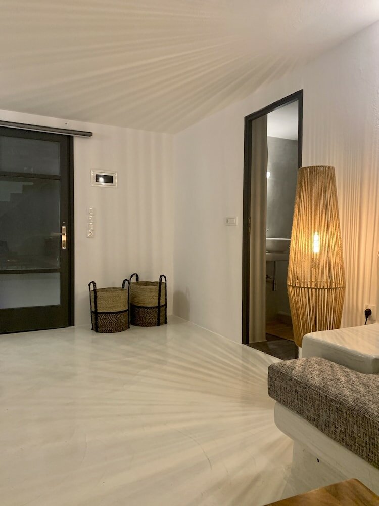 Фото White Curves