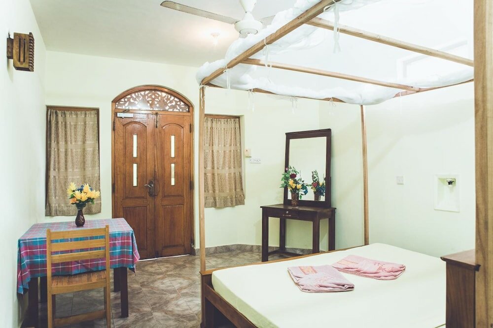 Фото Rupa's Hotel Arugambay