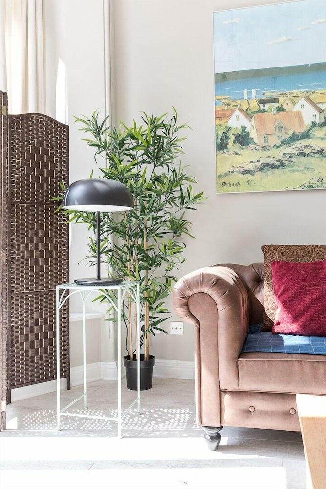 Фото Bright Two Br Period Apartment in Whitechapel