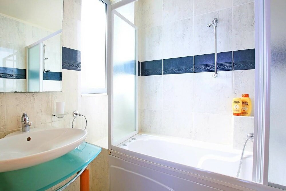 Фото Seafront home 4' walk to private beach