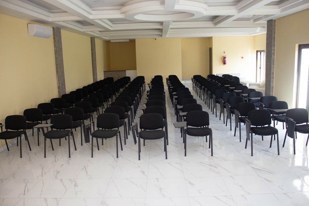 Фото Alicats Place Executive Lodge & Conference