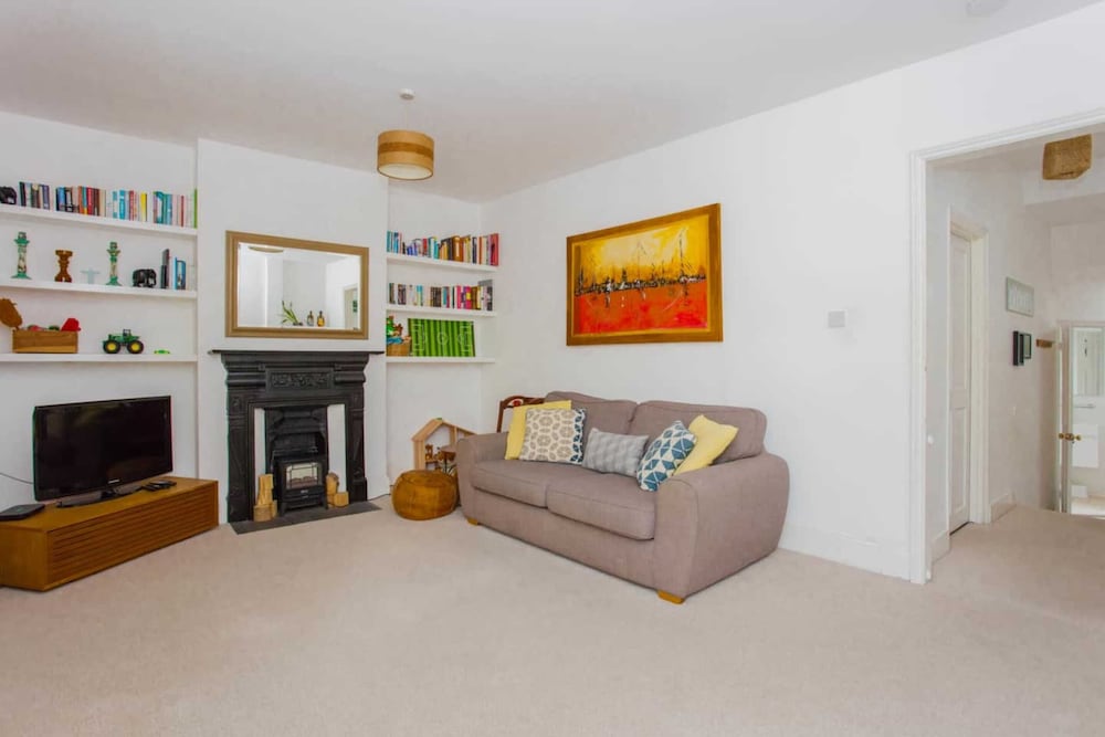 Фото Bright and Airy 3 Bedroom Maisonette in South London