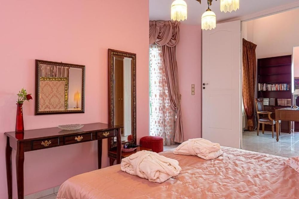 Фото Rafkos Hill Mansion