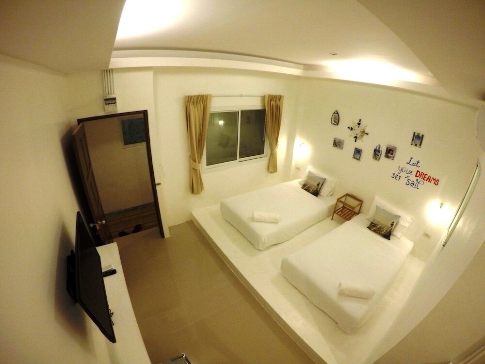 Фото At We Patong Guest House