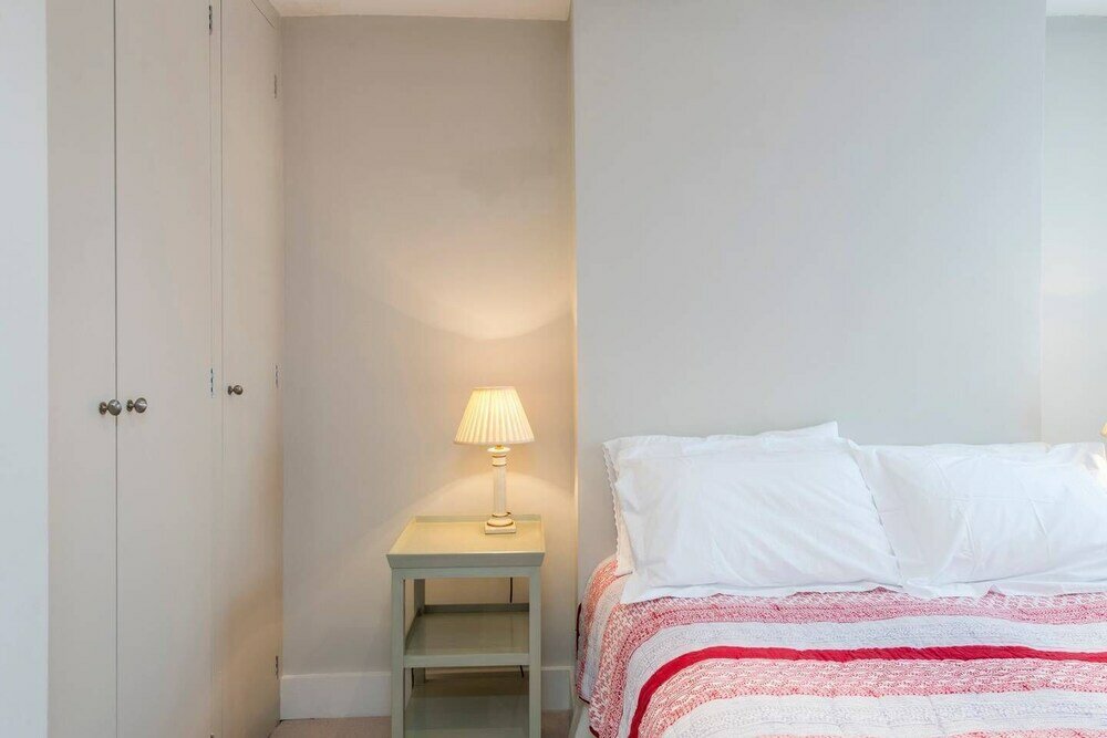 Фото Delightful 2-bed Home, Fulham
